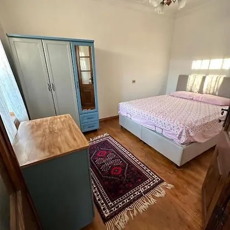 Akropoluen Eteginde Tas Ev Bergama