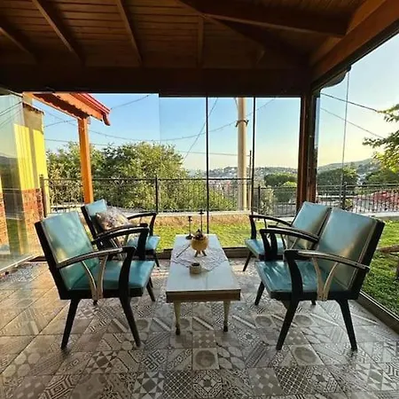 Akropoluen Eteginde Tas Ev Bergama