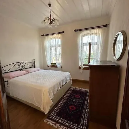 Akropoluen Eteginde Tas Ev Bergama